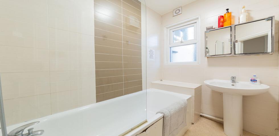 			COUNCIL TAX, GAS and WATER INCLUDED, Studio Apartment, 1 bath, 1 reception Apartment			 Milman Road, QUEENS PARK